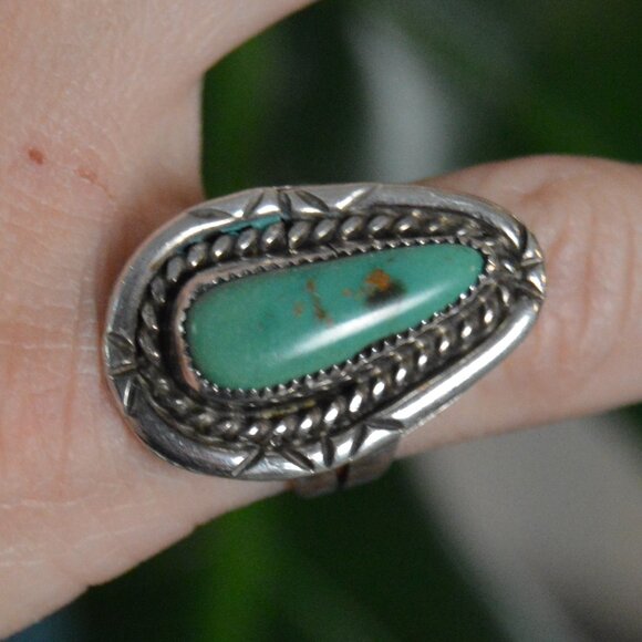 Vintage Navajo Sterling Silver and Turquoise Ring, Size 5.75 - Picture 2 of 9
